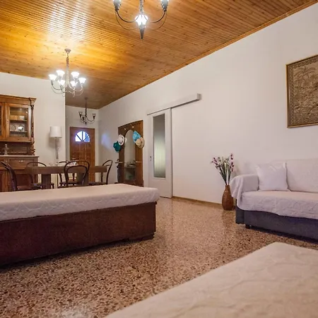 Themilia Beachfront, Luxury House بيت للعطل Néa Ankhíalos