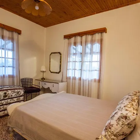 بيت للعطل Themilia Beachfront, Luxury House