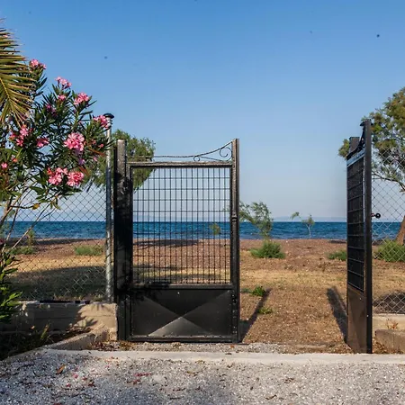 Themilia Beachfront, Luxury House בית נופש