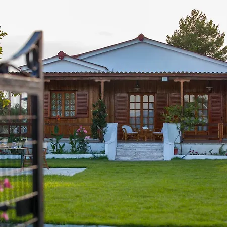 Themilia Beachfront, Luxury House 別荘 Néa Ankhíalos